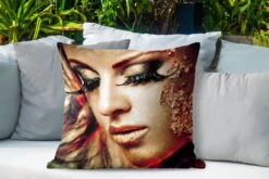 Sierkussen Buiten - Vrouw - Goud - Wimpers - 60x60 Cm - Weerbestendig -Pillowmonkey 1200x800 3304