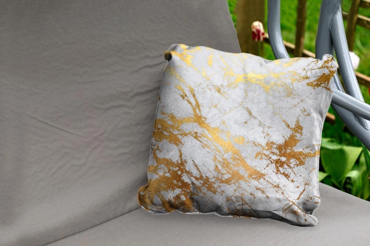 Buitenkussen Weerbestendig - Marmer - Goud - Wit - 50x50 Cm 4 Buitenkussen Weerbestendig - Marmer - Goud - Wit - 50x50 Cm - Afbeelding 2