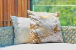 Buitenkussen Weerbestendig - Marmer - Goud - Wit - 50x50 Cm 9 Buitenkussen Weerbestendig - Marmer - Goud - Wit - 50x50 Cm -Pillowmonkey 1200x800 3315