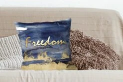 Kussenhoes 50x50 Cm - Quote - Vrijheid - Goud - Zwart - Katoen / Polyester - Voor Binnen -Pillowmonkey 1200x800 415