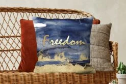 Kussenhoes 50x50 Cm - Quote - Vrijheid - Goud - Zwart - Katoen / Polyester - Voor Binnen -Pillowmonkey 1200x800 416