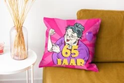 Kussenhoes 40x40 Cm - Vrouw - Jubileum Cadeau - 65 Jaar - Katoen / Polyester - Voor Binnen -Pillowmonkey 1200x800 507