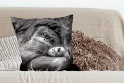 Kussenhoes 60x60 Cm - Liefdevolle Orang-oetan Met Jong In Zwart-wit - Katoen / Polyester - Voor Binnen -Pillowmonkey 1200x800 786