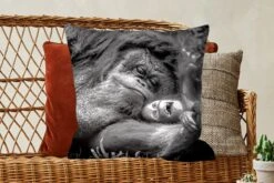 Kussenhoes 60x60 Cm - Liefdevolle Orang-oetan Met Jong In Zwart-wit - Katoen / Polyester - Voor Binnen -Pillowmonkey 1200x800 787