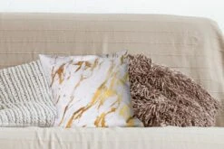 Kussenhoes 40x40 Cm - Marmer - Patronen - Wit - Goud - Katoen / Polyester - Voor Binnen -Pillowmonkey 1200x800 860