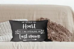 Kussenhoes 50x30 Cm - Quote ''he Stole My Heart So I Am Stealing His Last Name'' Tegen Zwarte Achtergrond - Katoen / Polyester - Voor Binnen -Pillowmonkey 1200x800 909