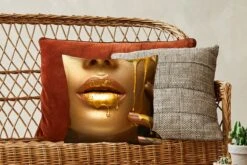 Kussenhoes 40x40 Cm - Vrouw - Verf - Goud - Katoen / Polyester - Voor Binnen -Pillowmonkey 1200x800 914