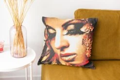 Kussenhoes 40x40 Cm - Vrouw - Goud - Wimpers - Katoen / Polyester - Voor Binnen -Pillowmonkey 1200x800 93