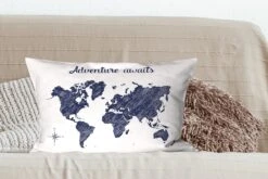 Kussenhoes 60x40 Cm - Wereldkaart - Blauw - Quote - Katoen / Polyester - Voor Binnen -Pillowmonkey 1200x800 936