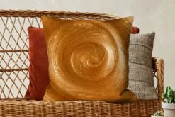 Kussenhoes 60x60 Cm - Een Vortex In Goudkleurige Verf - Katoen / Polyester - Voor Binnen -Pillowmonkey 1200x800 96