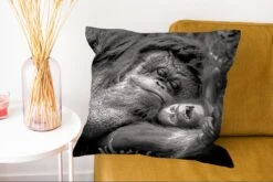 Kussenhoes 60x60 Cm - Liefdevolle Orang-oetan Met Jong In Zwart-wit - Katoen / Polyester - Voor Binnen -Pillowmonkey 1200x802 119
