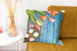 Kussenhoes 45x45 Cm - Paaseieren En Kleurrijke Tulpen Tijdens Pasen Op Een Houten Ondergrond - Katoen / Polyester - Voor Binnen -Pillowmonkey 1200x802 175