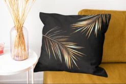 Sierkussens - Kussen - Twee Gouden Bladeren Op Een Zwarte Achtergrond - 60x60 Cm - Kussen Van Katoen 17 Sierkussens - Kussen - Twee Gouden Bladeren Op Een Zwarte Achtergrond - 60x60 Cm - Kussen Van Katoen -Pillowmonkey 1200x802 221