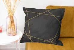 Sierkussens - Kussen - Geometrisch Patroon Van Gouden Lijnen Op Een Zwarte Achtergrond - 60x60 Cm - Kussen Van Katoen -Pillowmonkey 1200x802 232