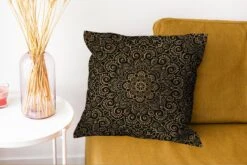 Sierkussens - Kussen - Gouden Patroon Op Een Zwarte Achtergrond - 45x45 Cm - Kussen Van Katoen -Pillowmonkey 1200x802 240