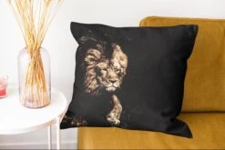 Sierkussens - Kussentjes Woonkamer - 60x60 Cm - Leeuw - Dieren - Zwart -Pillowmonkey 1200x802 244