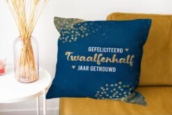 Sierkussens - Kussentjes Woonkamer - 60x60 Cm - Gefeliciteerd Twaalfenhalf Jaar Getrouwd - Spreuken - Quotes - Goud - Jubileum -Pillowmonkey 1200x802 250