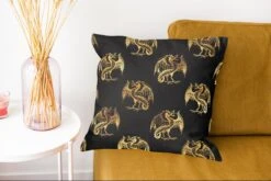Sierkussens - Kussentjes Woonkamer - 45x45 Cm - Patronen - Draak - Goud - Zwart -Pillowmonkey 1200x802 251