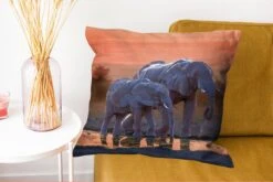 Sierkussen - Twee Olifanten Bij Zonsondergang - Multicolor - 60 Cm X 60 Cm -Pillowmonkey 1200x802 270