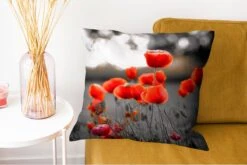 Sierkussen - Rode Klaprozen Tegen Zwarte Met Witte Achtergrond - Multicolor - 50 Cm X 50 Cm -Pillowmonkey 1200x802 272
