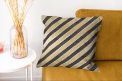 Sierkussens - Kussentjes Woonkamer - 45x45 Cm - Patronen - Strepen - Goud - Zwart -Pillowmonkey 1200x802 298