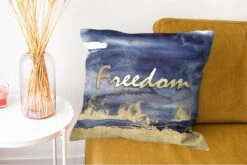 Kussenhoes 50x50 Cm - Quote - Vrijheid - Goud - Zwart - Katoen / Polyester - Voor Binnen -Pillowmonkey 1200x802 58