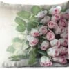 Sierkussen Roze Roos Voor Buiten - Een Grote Boek Van Roze Rozen Ligt Op Een Tafel. - 45x45 Cm - Vierkant Weerbestendig Tuinkussen / Tuinmeubelkussen Van Polyester -Pillowmonkey 1200x979 69