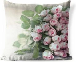 Sierkussen Roze Roos Voor Buiten - Een Grote Boek Van Roze Rozen Ligt Op Een Tafel. - 45x45 Cm - Vierkant Weerbestendig Tuinkussen / Tuinmeubelkussen Van Polyester