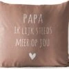 Buitenkussen Weerbestendig - Nederlandse Quote: 'Papa Ik Lijk Steeds Meer Op Jou' Op Indisch-rode Achtergrond - 50x50 Cm -Pillowmonkey 1200x979 72