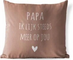 Buitenkussen Weerbestendig - Nederlandse Quote: 'Papa Ik Lijk Steeds Meer Op Jou' Op Indisch-rode Achtergrond - 50x50 Cm