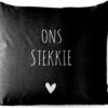 Buitenkussen - Nederlandse Quote: 'Ons Stekkie' Met Wit Hartje Op Zwarte Achtergrond - 45x45 Cm - Weerbestendig