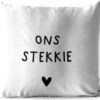 Buitenkussen - Nederlandse Quote: 'Ons Stekkie' Met Zwart Hartje Op Witte Achtergrond - 45x45 Cm - Weerbestendig -Pillowmonkey 1200x984 3