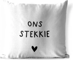 Pillowmonkey 32 Buitenkussen - Nederlandse Quote: 'Ons Stekkie' Met Zwart Hartje Op Witte Achtergrond - 45x45 Cm - Weerbestendig