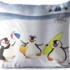 Buitenkussens - Tuin - Illustratie Van Drie Pinguïns Die Op Het Strand Spelen - 50x50 Cm -Pillowmonkey 1200x984 4